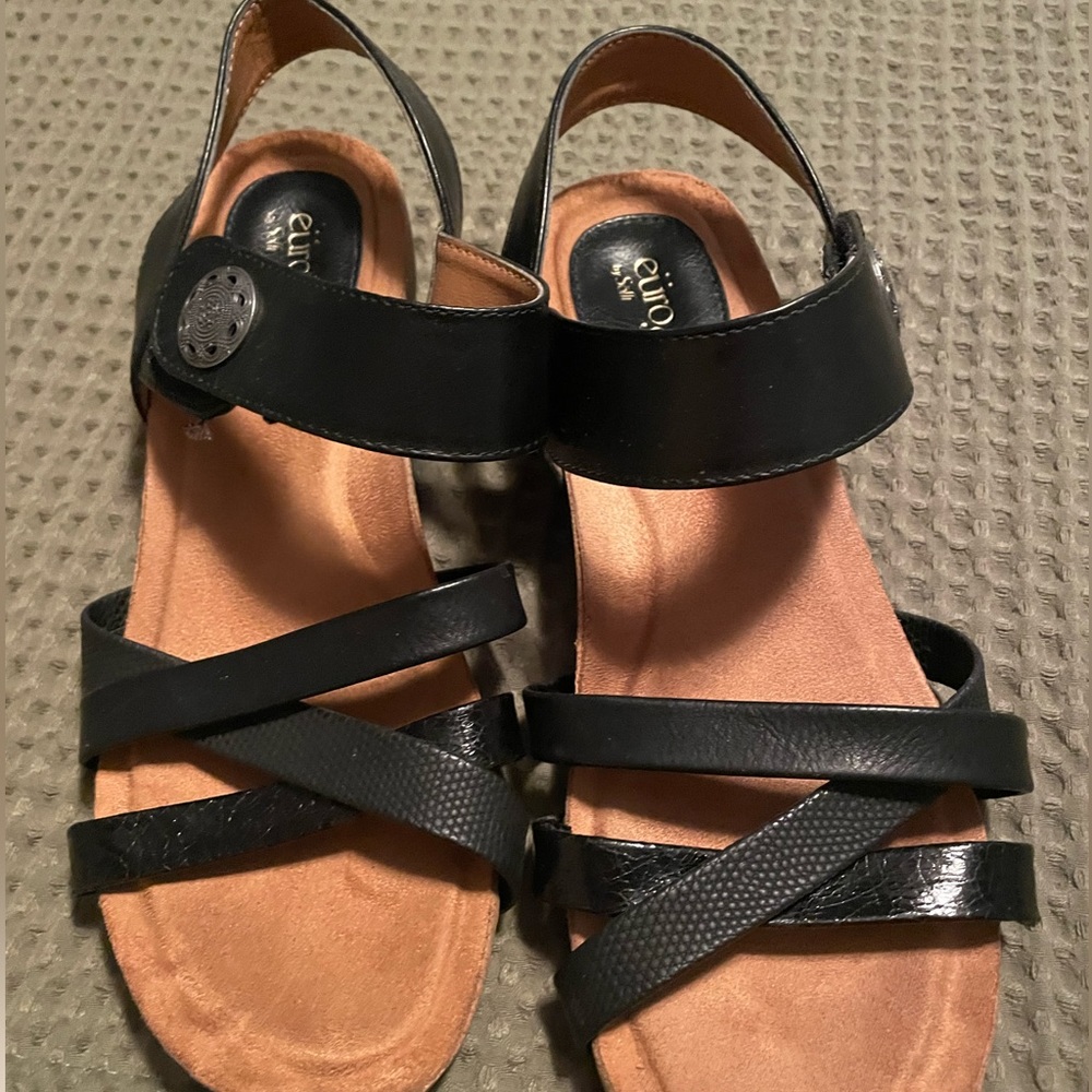 Black straps sandal wedges